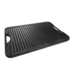 Vista en perspectiva de la cara estriada tipo grill de la plancha reversible Victoria de 50x35 cm en hierro fundido curado con doble asa lateral - Ferretería La Palma - 1050081