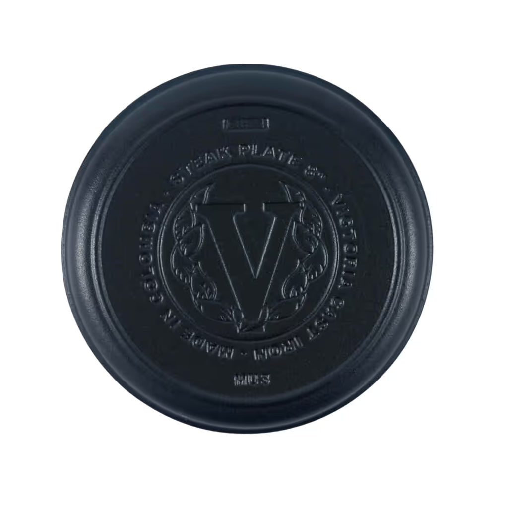 Vista cenital de la parte inferior del plato redondo Victoria de 20 cm en hierro fundido esmaltado con el logo de la marca grabado - Ferretería La Palma - 1050036