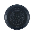 Vista cenital de la parte inferior del plato redondo Victoria de 20 cm en hierro fundido esmaltado con el logo de la marca grabado - Ferretería La Palma - 1050036
