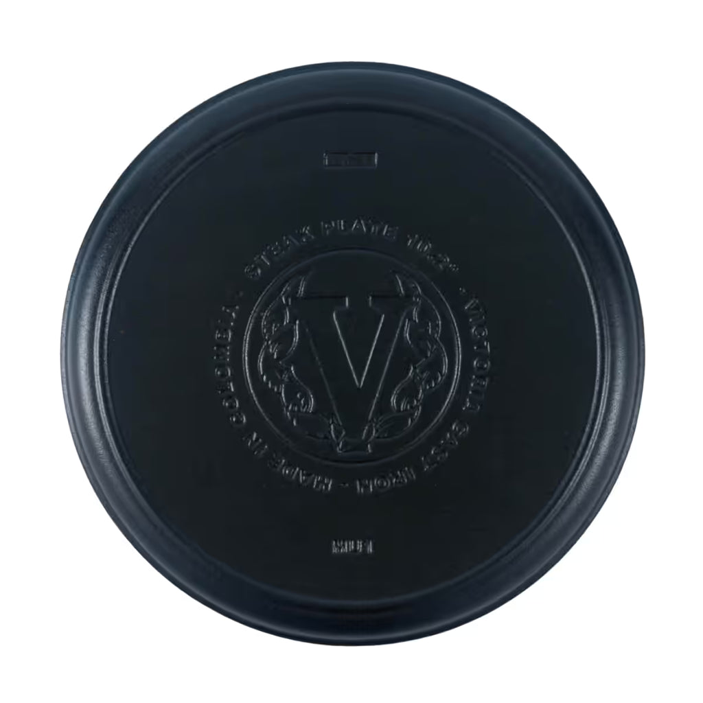 Vista cenital de la parte inferior del plato redondo Victoria de 26 cm en hierro fundido esmaltado con el logo de la marca grabado - Ferretería La Palma - 1050037