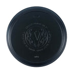 Vista cenital de la parte inferior del plato redondo Victoria de 26 cm en hierro fundido esmaltado con el logo de la marca grabado - Ferretería La Palma - 1050037