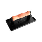 Vista en perspectiva de la prensa rectangular Victoria de 21 cm en hierro fundido esmaltado con mango de madera y logo grabado - Ferretería La Palma - 1050030