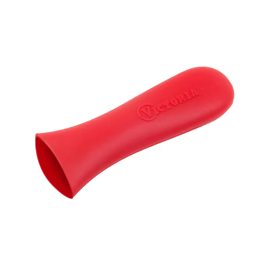 Vista en perspectiva del protector de mango pequeño Victoria en silicona roja con logo grabado - Ferretería La Palma - 1050064