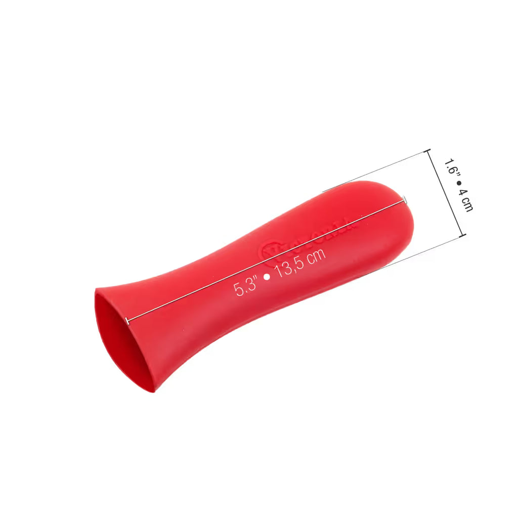 Infografía de medidas del protector de mango pequeño Victoria en silicona roja detallando un largo de 13.5 cm y un ancho de 4 cm - Ferretería La Palma - 1050064