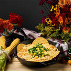 Vista del sartén de hierro fundido Victoria de 30 centímetros ambientado con comida, flores de cempasúchil, mazorcas de maíz y chiles - Almacén La Palma - 1050096