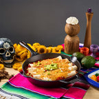 Vista del sartén de hierro fundido Victoria de 30 centímetros ambientado con comida, una calavera decorativa, flores de cempasúchil y aguacates sobre un mantel colorido - Almacén La Palma - 1050096