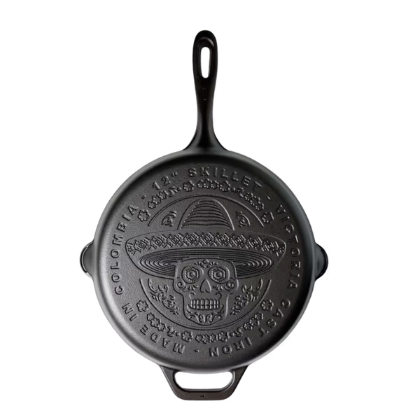Vista de la base del sartén de hierro fundido Victoria de 30 centímetros con diseño grabado de Catrín edición especial y mango largo - Imágen con fondo transparente - Almacén La Palma - 1050096