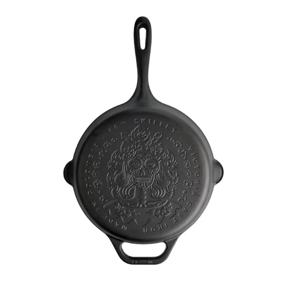 Vista de la base del sartén de hierro fundido Victoria de 25 cm con diseño grabado de Catrina edición especial y mango largo - Almacén La Palma - 105009