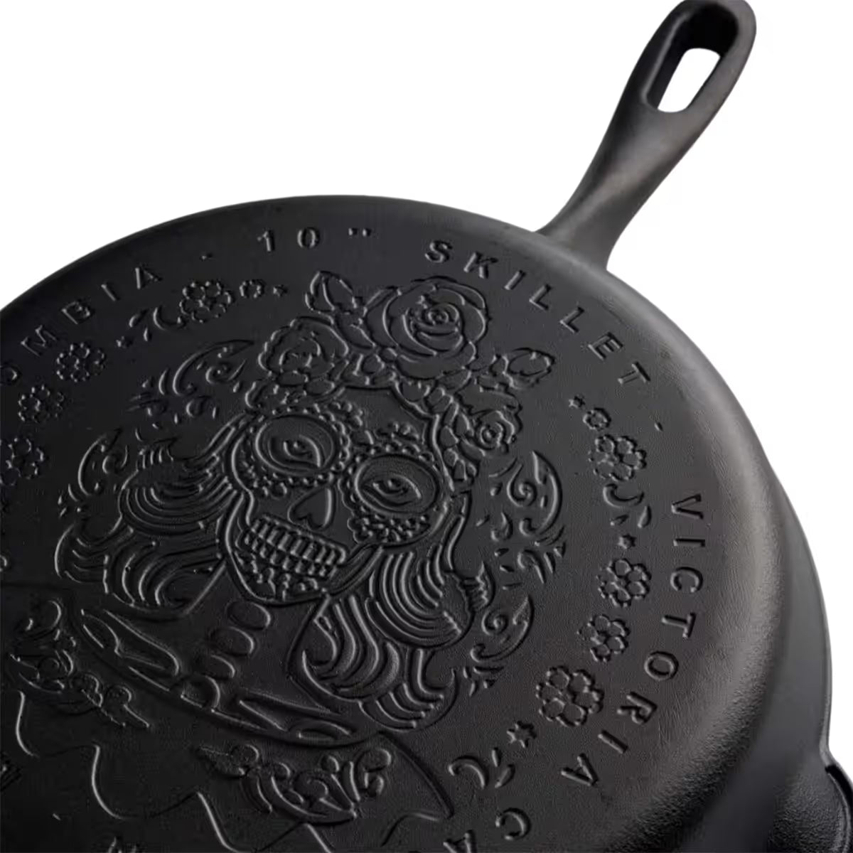 Vista en detalle de la base del sartén de hierro fundido Victoria de 25 cm con diseño grabado de Catrina edición especial - Almacén La Palma - 1050097