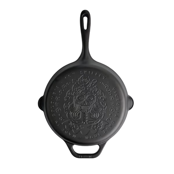 Vista de la base del sartén de hierro fundido Victoria de 25 cm con diseño grabado de Catrina edición especial y mango largo - Imágen con fondo transparente - Almacén La Palma - 105009