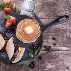 Sartén comal redondo Victoria de 26 cm en hierro fundido curado con pancakes con mantequilla, crepes rellenos de chocolate, fresas y arándanos - Ferretería La Palma - 1050024
