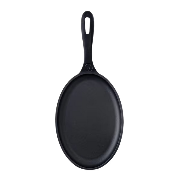Sartén para fajitas Victoria de 24 cm en hierro fundido curado con diseño ovalado y mango largo ergonómico - Imágen con fondo transparente - Ferretería La Palma - 1050060
