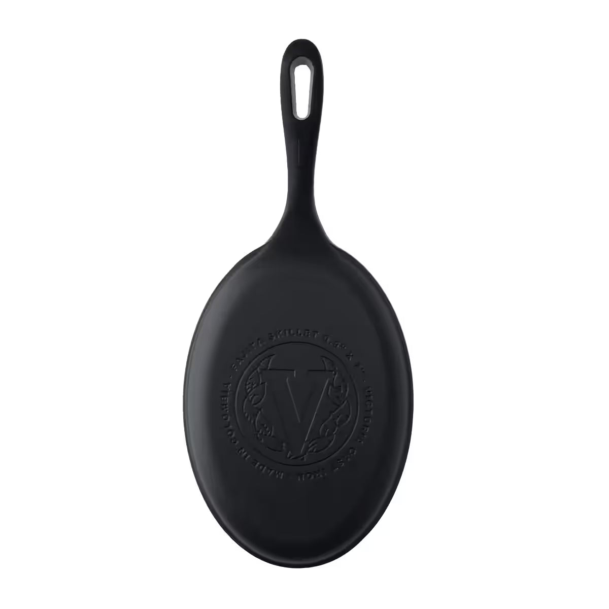 Vista posterior del sartén para fajitas Victoria esmaltado de 24 cm mostrando el sello de marca grabado y el origen de fabricación en la base de hierro fundido curado - Ferretería La Palma - 1050050