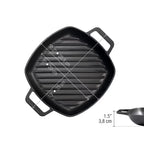 Infografía de medidas del sartén grill cuadrado Victoria de 25 cm en hierro fundido curado detallando ancho de 25,8 cm, base de 20 cm, largo total de 33 cm y altura de 3,8 cm - Ferretería La Palma - 1050069