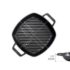 Infografía de medidas del sartén grill cuadrado Victoria de 25 cm en hierro fundido esmaltado detallando ancho de 25,8 cm, base de 20 cm, largo total de 33 cm y altura de 3,8 cm - Ferretería La Palma - 1050090