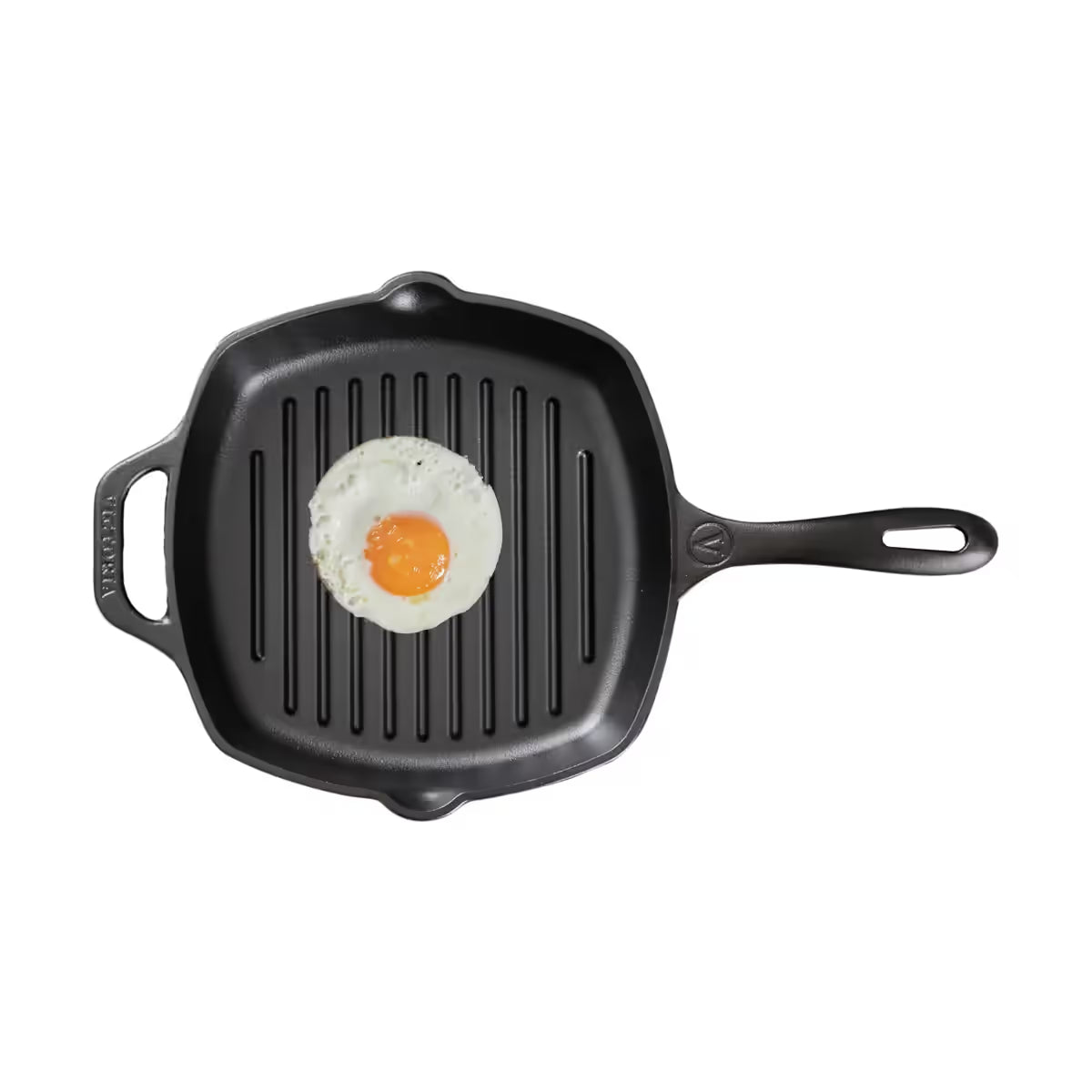 Vista cenital del sartén grill cuadrado Victoria de 25 cm en hierro fundido curado con un huevo frito resaltando su superficie de asado - Ferretería La Palma - 1050026