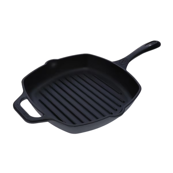 Vista en perspectiva del sartén grill cuadrado Victoria de 25 cm en hierro fundido curado con líneas de marcado profundo, vertederos y asa auxiliar - Imágen con fondo transparente - Ferretería La Palma - 1050026