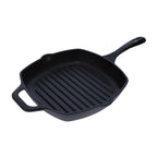 Vista en perspectiva del sartén grill esmaltado Victoria de 25 cm en hierro fundido curado con líneas de marcado profundo, vertederos y asa auxiliar - Ferretería La Palma - 1050027