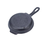 Vista de la base inferior del mini sartén de hierro fundido esmaltado Victoria de 12 cm con logo grabado y sello de fabricación en hierro fundido - Ferretería La Palma - 1050078