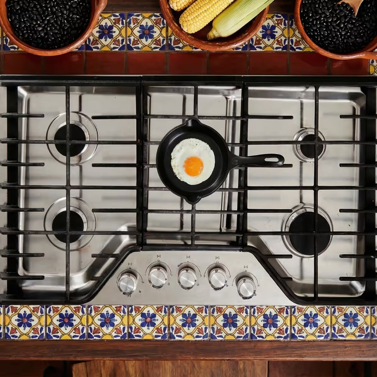 Sartén de hierro fundido curado Victoria de 16.5 cm sobre una estufa de gas preparando un huevo frito en un entorno de cocina rústica - Ferretería La Palma - 1050035