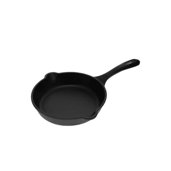 Sartén de hierro fundido esmaltado Victoria de 16.5 cm con doble pico vertedor y diseño resistente para cocina de alto rendimiento - imagen con fondo transparente - Ferretería La Palma - 1050012