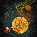 Sartén de hierro fundido curado Victoria 20cm conteniendo una frittata con espárragos, tomate y queso - Ferretería La Palma - 1050034