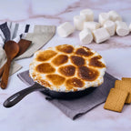 Sartén de hierro fundido curado Victoria 20cm servido con postre de s'mores con malvaviscos tostados y galletas acompañantes - Ferretería La Palma - 1050034