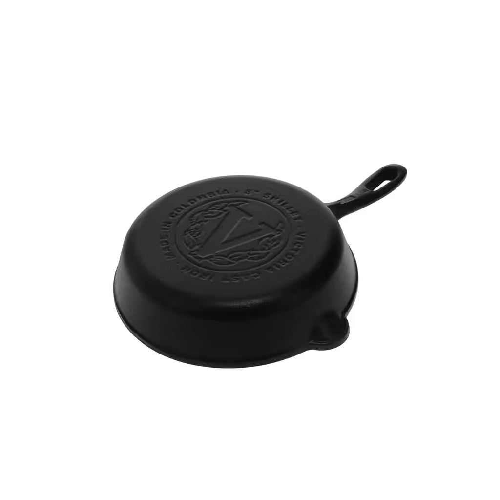 Vista de la base de la sartén de hierro fundido esmaltado Victoria 20cm, mostrando el sello en bajo relieve, logo de marca y leyenda 'Made in Colombia' - Ferretería La Palma - 1050013