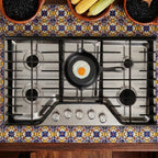 Sartén de hierro fundido esmaltado Victoria 20cm con huevo frito, colocada sobre estufa de acero inoxidable en cocina rústica decorada - Ferretería La Palma - 1050013