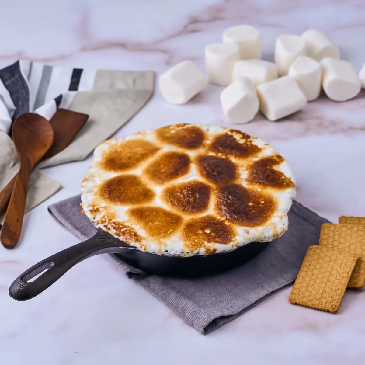 Sartén de hierro fundido esmaltado Victoria 20cm servido con postre de s'mores con malvaviscos tostados y galletas acompañantes - Ferretería La Palma - 1050013