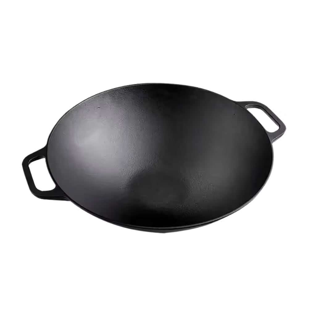 Vista en perspectiva del sartén wok Victoria de 35.5 cm en hierro fundido curado con asas laterales integradas y diseño de base profunda - Ferretería La Palma - 1050039