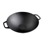 Vista en perspectiva del sartén wok Victoria de 35.5 cm en hierro fundido esmaltado con asas laterales integradas y diseño de base profunda - Ferretería La Palma - 1050038