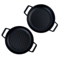 Vista cenital del set de dos sartenes redondos Victoria de 25 cm en hierro fundido esmaltado con doble asa lateral, incluyendo un modelo de superficie lisa y otro tipo grill - Ferretería La Palma - 1050149