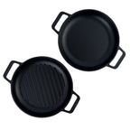 Vista cenital del set de dos sartenes redondos Victoria de 25 cm en hierro fundido esmaltado con doble asa lateral, incluyendo un modelo de superficie lisa y otro tipo grill - Ferretería La Palma - 1050149