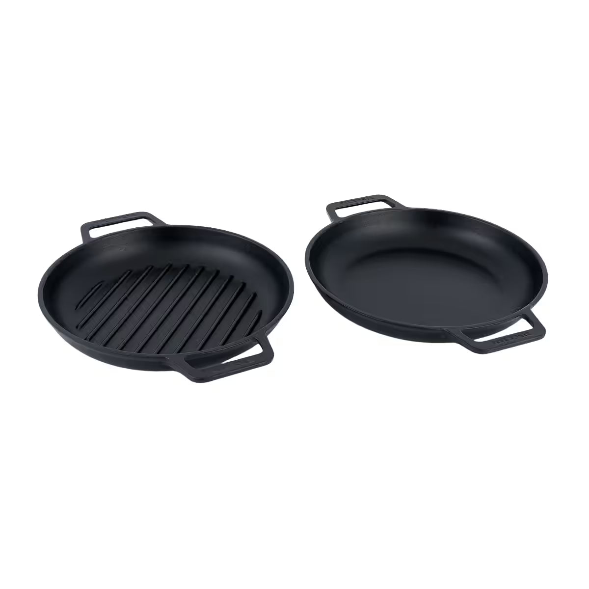 Vista en perspectiva del set de dos sartenes redondos Victoria de 25 cm en hierro fundido esmaltado con doble asa lateral, incluyendo un modelo de superficie lisa y otro tipo grill - Ferretería La Palma - 1050149