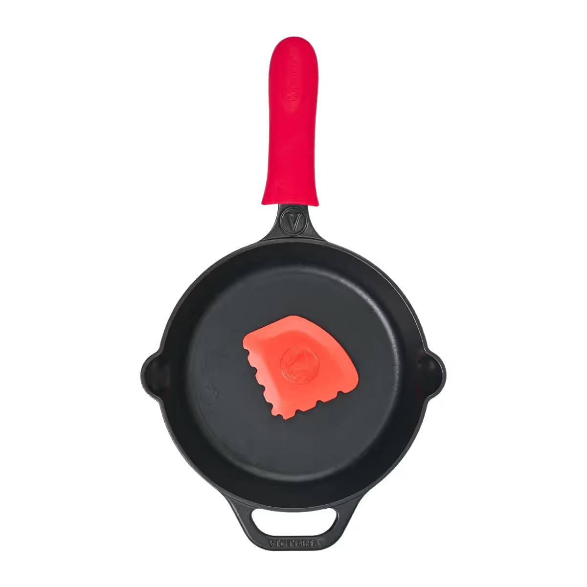 Vista cenital del set de sartén redondo Victoria de 23 cm en hierro fundido esmaltado con protector de mango de silicona rojo y raspador de limpieza - Ferretería La Palma - 1050148