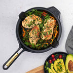 Sartén Victoria Signature 25 cm (10 pulgadas) con pechugas de pollo asadas y cilantro servidas con aguacate y tomates - Ferretería La Palma - 1050094