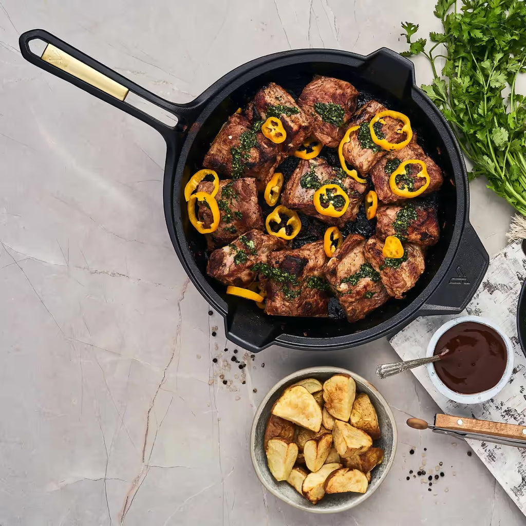 Sartén Victoria Signature 30 cm con trozos de carne asada y pimientos amarillos servidos con papas rústicas y salsa - Ferretería La Palma - 1050092