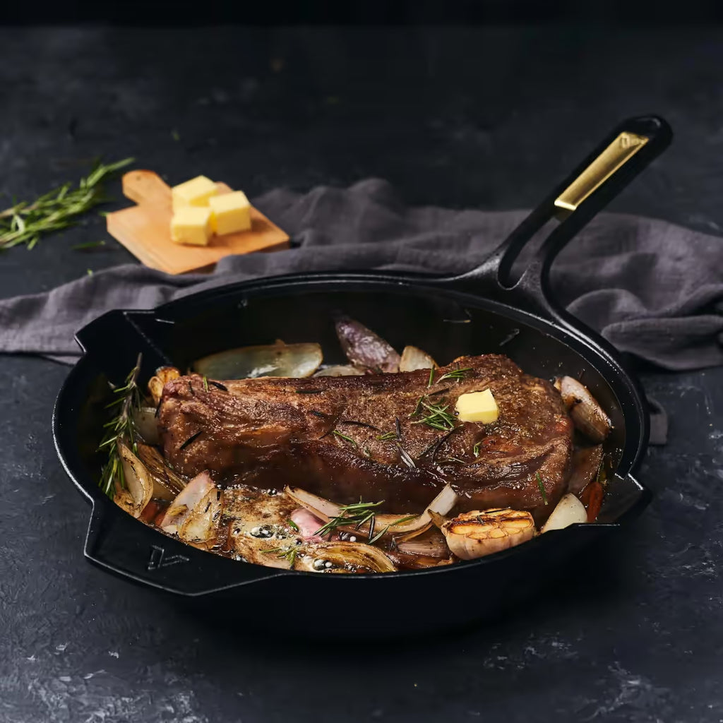 Sartén Victoria Signature 30 cm con un corte de carne grueso sellado con mantequilla, romero y ajos - Ferretería La Palma - 1050092