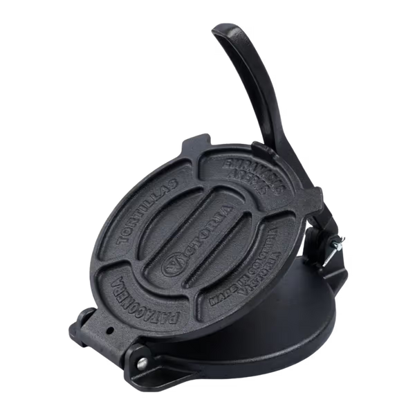 Prensa para tortillas Victoria de 16.5 centímetros (6.5 pulgadas) fabricada en hierro fundido de alta resistencia con acabado negro texturizado. El diseño incluye una palanca superior, base circular reforzada y platos nivelados. Utensilio de cocina profesional disponible en Ferretería La Palma - fondo transparente - 1050010.