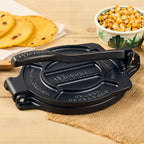 Uso del tortillero Victoria de 20cm en ambiente de cocina con tortillas frescas y granos de maíz - Ferretería La Palma - 1050011
