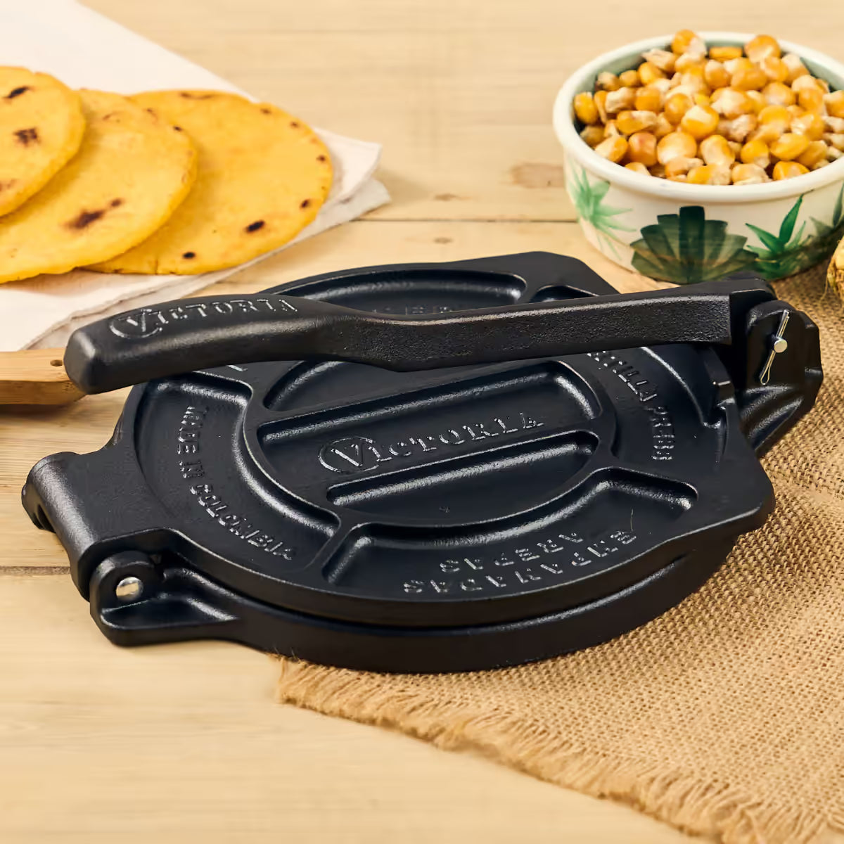 Uso del tortillero Victoria de 20cm en ambiente de cocina con tortillas frescas y granos de maíz - Ferretería La Palma - 1050011