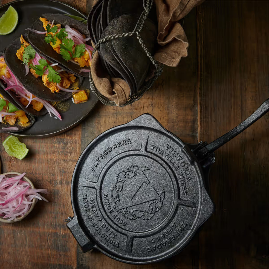 Tortillero Victoria Heavy Duty de 20 cm (o pulgadas) en mesa de madera junto a tacos de tortilla negra y cebolla curtida - Ferretería La Palma - 1050146