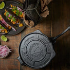 Tortillero Victoria Heavy Duty de 20 cm (o pulgadas) en mesa de madera junto a tacos de tortilla negra y cebolla curtida - Ferretería La Palma - 1050146