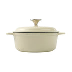 Vista frontal del horno holandés de hierro fundido esmaltado Victoria White Sable de 1.9 litros con tapa sobre fondo blanco - Ferretería La Palma - 105155