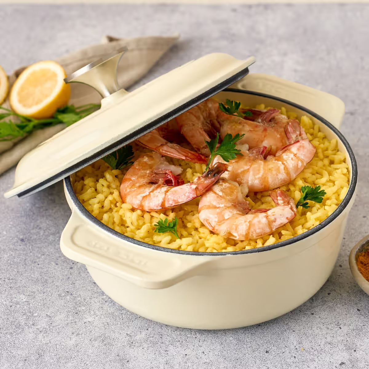 Horno holandés Victoria White Sable de 1.9 litros abierto mostrando un platillo de arroz con camarones cocinados en su interior - Ferretería La Palma - 1050155