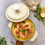 Vista cenital del horno holandés Victoria White Sable abierto con arroz y camarones, rodeado de ingredientes frescos - Ferretería La Palma - 1050155