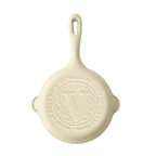 Vista posterior del sartén Victoria White Sable de 14 cm con base esmaltada beige y sello de marca grabado - Ferretería La Palma - 1050144