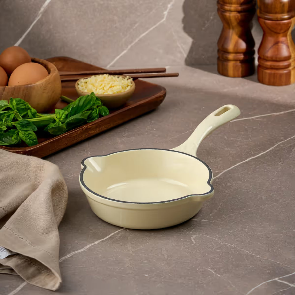 Sartén Victoria White Sable de 14 cm ambientado en una cocina moderna con ingredientes frescos como huevos, albahaca y queso rallado - Ferretería La Palma - 1050144