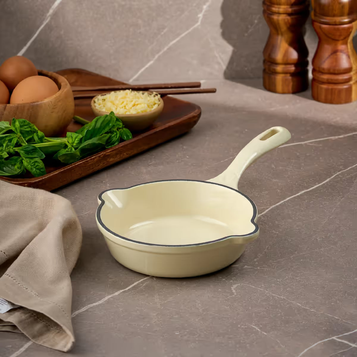 Sartén Victoria White Sable de 14 cm ambientado en una cocina moderna con ingredientes frescos como huevos, albahaca y queso rallado - Ferretería La Palma - 1050144
